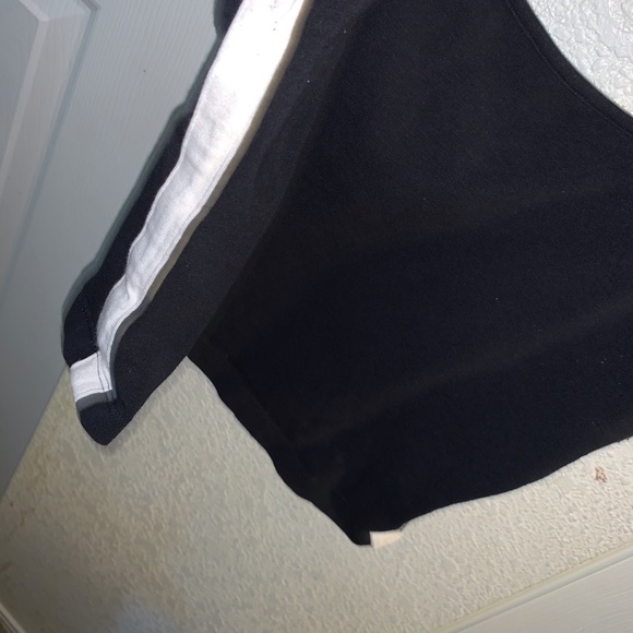 Black and white forever 21 strap crop top - Picture 4 of 5